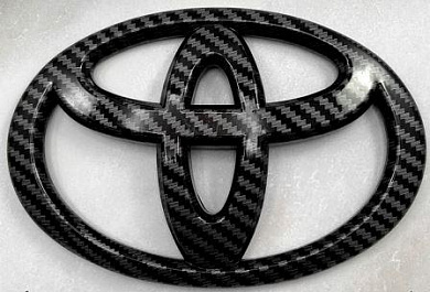 Шильдик автомобильный SHKP Toyota KM карбон пластик размер 115мм